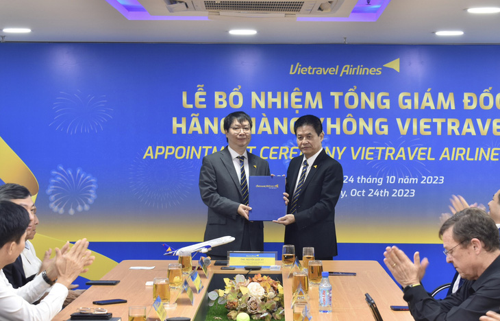 Ông Nguyễn Minh Hải - tân tổng giám đốc Vietravel Airlines (bên trái) - Ảnh: V.H.