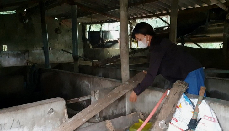 Được chọn tham gia chương trình Tiếp sức nhà nông, chị Thúy mạnh dạn dọn dẹp chuồng trại để bắt đầu một hành trình chăn nuôi mới, với hy vọng cải thiện kinh tế gia đình - Ảnh: QUỐC NAM