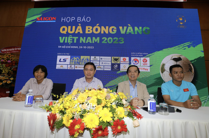 Ban tổ chức trả lời báo chí trong buổi họp báo về Quả bóng vàng Việt Nam 2023 - Ảnh: PHƯƠNG NGHI