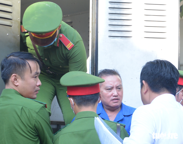 Bị cáo Nguyễn Văn Thảo - còn gọi là Thảo “lụi” - được dẫn giải đến phiên tòa. An ninh trật tự xung quanh được thắt chặt - Ảnh: ĐỨC TRONG