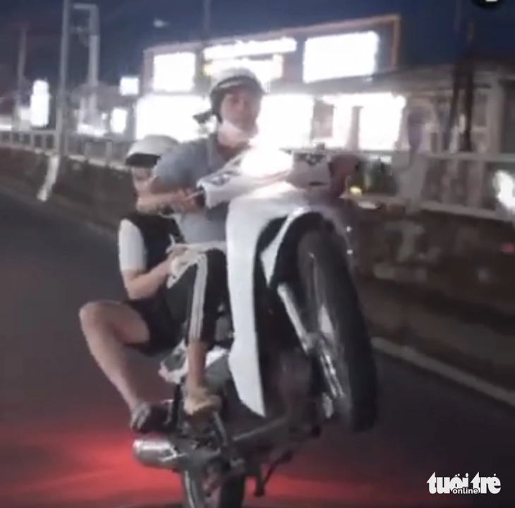 Hào chạy xe một bánh chở Tân biểu diễn làm xiếc trên quốc lộ 1 - Ảnh cắt từ clip