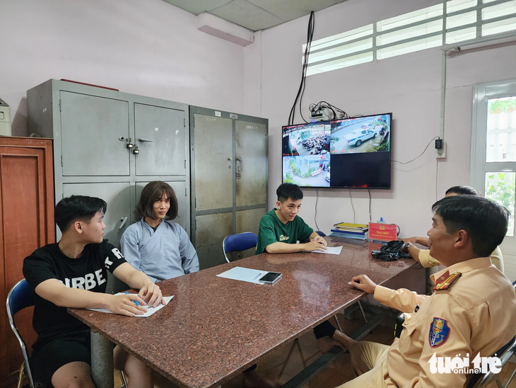 Cảnh sát giao thông mời làm việc với Hào, Huy và Tân - Ảnh: HOÀI THƯƠNG