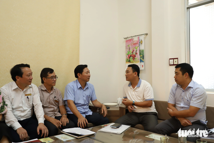 Ông Phạm Văn Khôi (giữa) trao đổi với các phóng viên liên quan vụ thông báo cắt thi đua của giáo viên vì liên quan tín dụng đen, sử dụng Facebook - Ảnh: TRUNG TÂN