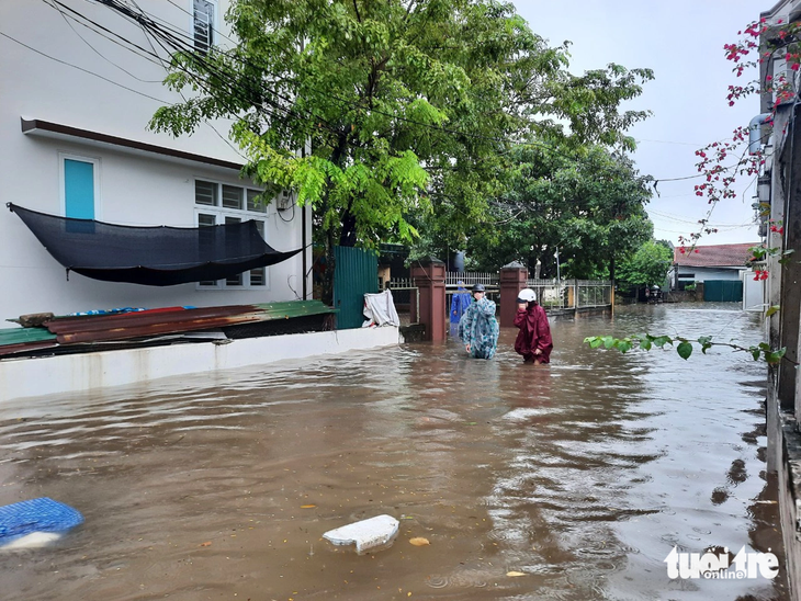 Mưa to, nước không thể thoát kịp khiến một số nơi ở TP Đông Hà ngập lụt cục bộ - Ảnh: D.L.