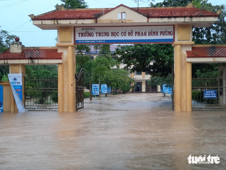 Trường THCS Phan Đình Phùng cho học sinh nghỉ học cả ngày do nước lũ lên cao - Ảnh: D.L.