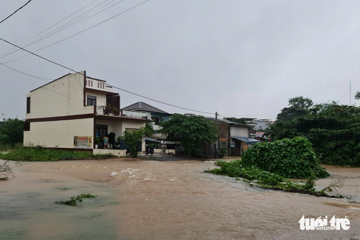 Mưa to khiến 13 điểm ở TP Đông Hà bị ngập lụt cục bộ - Ảnh: HOÀNG TÁO
