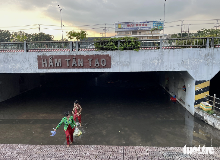 Trong cơn mưa chiều 23-10, hầm chui Tân Tạo và 28 tuyến đường, hẻm ở quận Bình Tân (TP.HCM) đều bị ngập - Ảnh: CHÂU TUẤN