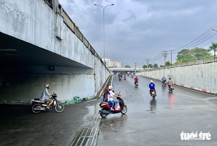 Ghi nhận của phóng viên chiều 24-10, tại quận Bình Tân có mưa vừa phải, đoạn hầm chui Tân Tạo chỉ đọng nước nhẹ - Ảnh: LÊ PHAN