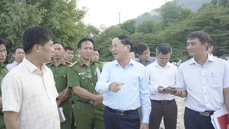 Ông Phạm Anh Tuấn (ở giữa, đeo kính) - chủ tịch UBND tỉnh Bình Định - chỉ đạo xử lý khai thác đá trái phép tại núi Hòn Chà - Ảnh: THANH VIÊN