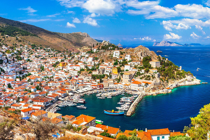 Thoạt trông, Hydra giống bao hòn đảo khác ở biển Aegean, nơi có những con đường quét vôi trắng, không khí tràn ngập hương hoa nhài và khung cảnh ngoạn mục của làn nước trong xanh bao quanh - Ảnh: CNN