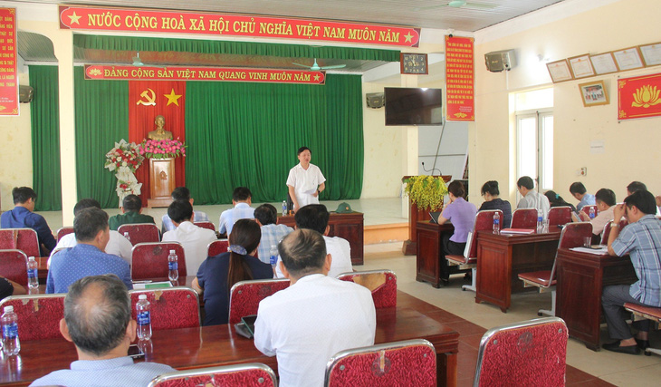 Lãnh đạo thị xã Nghi Sơn (Thanh Hóa) đối thoại với người dân xã Hải Hà ngày 20-10 - Ảnh: HÀ ĐỒNG