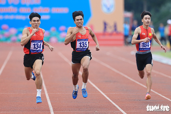 Lê Ngọc Phúc (135) bám sát ứng viên vô địch Trần Đình Sơn (134) suốt đường chạy 400m nam tại Giải điền kinh vô địch quốc gia 2023 - Ảnh: HOÀNG TÙNG
