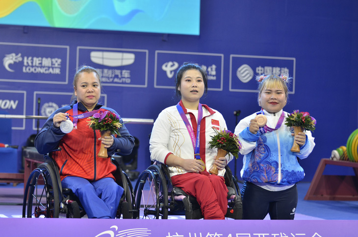 Đặng Thị Linh Phượng (trái) không thể bảo vệ HCV Asian Para Games - Ảnh: THÁI DƯƠNG
