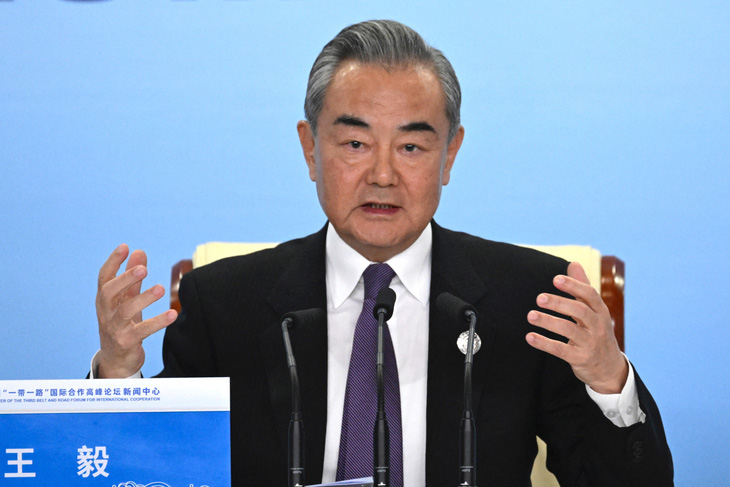 Ngoại trưởng Trung Quốc Vương Nghị trả lời họp báo tại Diễn đàn Vành đai và Con đường lần 3 hôm 18-10 - Ảnh: AFP