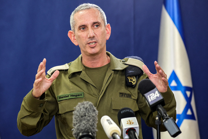 Người phát ngôn Lực lượng phòng vệ Israel Daniel Hagari khẳng định quân đội nước này đã sẵn sàng tham chiến - Ảnh: AFP