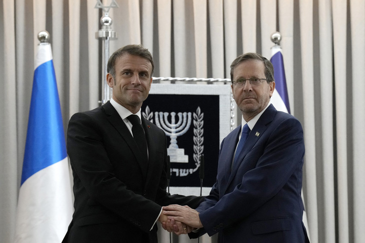 Tổng thống Pháp Emmanuel Macron (trái) bắt tay Tổng thống Israel Isaac Herzog tại Jerusalem ngày 24-10 - Ảnh: AFP