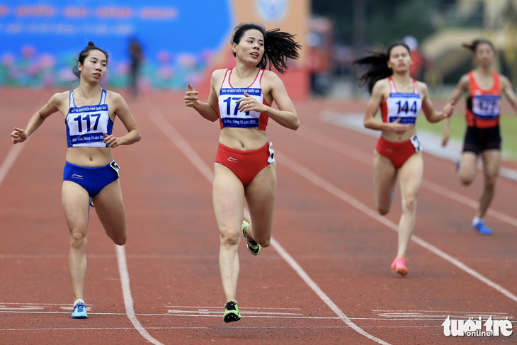 Nguyễn Thị Huyền (giữa) giành huy chương vàng 400m tại Giải điền kinh vô địch quốc gia 2023 - Ảnh: HOÀNG TÙNG