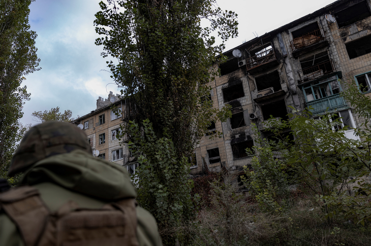Một tòa nhà dân cư bị hư hại tại thị trấn Avdiivka, vùng Donetsk, Ukraine ngày 17-10 - Ảnh: REUTERS