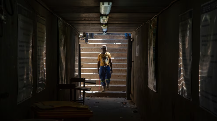 Một người thợ mỏ ở lối vào của một mỏ vàng tại Springs, Nam Phi ngày 24-10 - Ảnh: AP