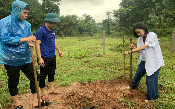 Nhóm học sinh trồng 1.000 cây lim, sến, lát hoa… vào rừng tự nhiên