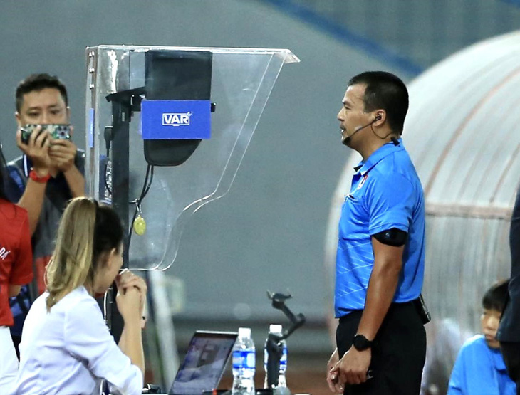 Trọng tài trận Hải Phòng - Hoàng Anh Gia Lai tại vòng 1 V-League kiểm tra VAR - Ảnh: HOÀNG TÙNG