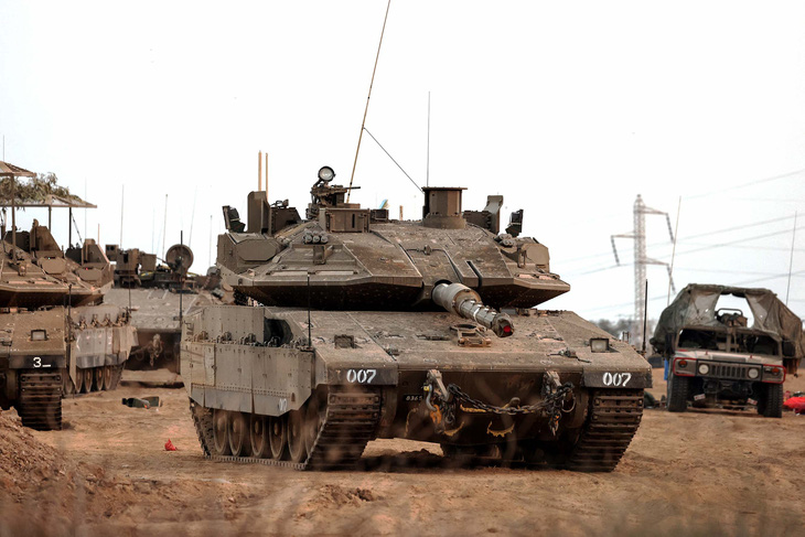 Xe tăng và các xe quân sự Israel xuất hiện gần khu vực biên giới của Israel với Dải Gaza hôm 22-10 - Ảnh: REUTERS