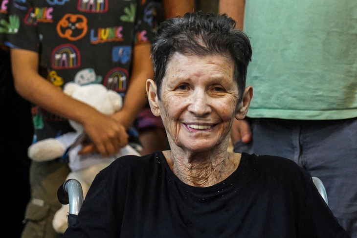 Bà Yocheved Lifshitz, 85 tuổi, mỉm cười khi chia sẻ với báo giới tại Bệnh viện Ichilov ở Tel Aviv, Israel, ngày 24-10 - Ảnh: REUTERS