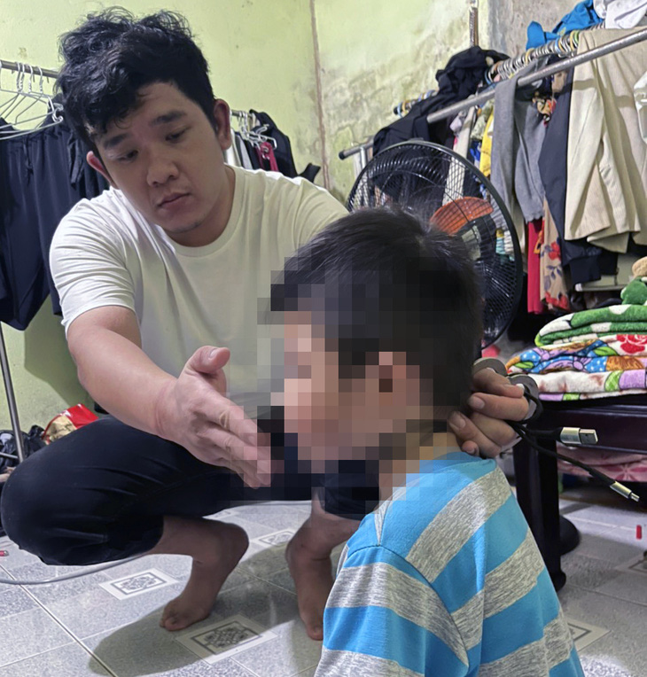 Công an cho Dương Nguyễn Bình Minh thực nghiệm để điều tra hành vi bạo hành con - Ảnh: A.B.