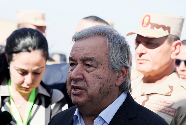 Tổng thư ký Liên Hiệp Quốc Antonio Guterres trong chuyến thăm cửa khẩu Rafah giữa Ai Cập và Dải Gaza ngày 20-10 - Ảnh: REUTERS