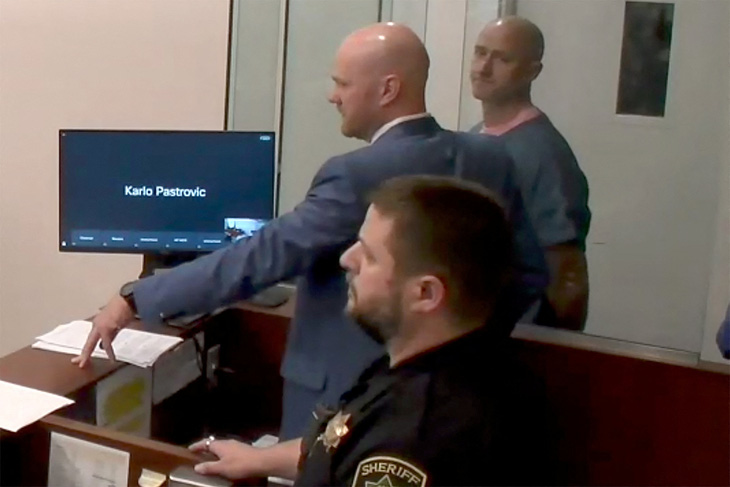 Ông Joseph David Emerson (bìa phải) tại tòa án ở bang Oregon ngày 24-10, bị buộc tội gây nguy hiểm và cố ý giết người vì cố gắng tắt động cơ máy bay - Ảnh: REUTERS
