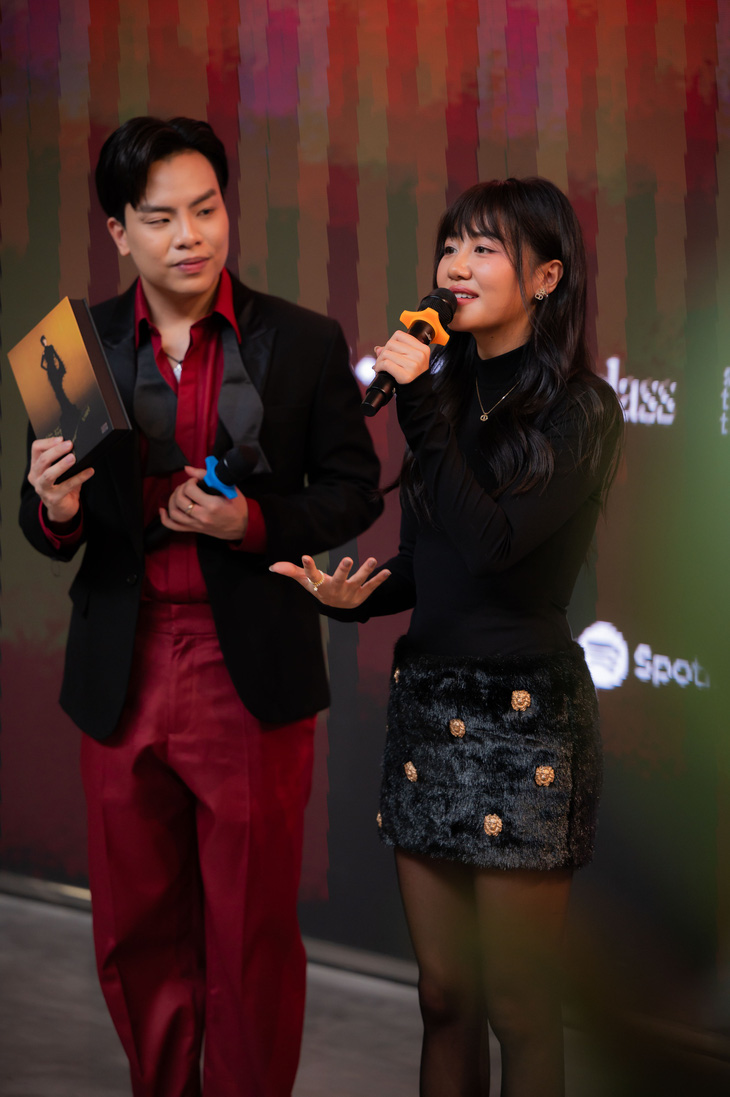 Hứa Kim Tuyền (trái) và Văn Mai Hương trong họp báo ra mắt album