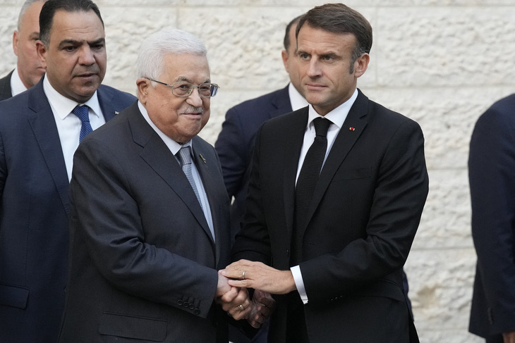 Tổng thống Pháp Emmanuel Macron là lãnh đạo phương Tây đầu tiên đến Bờ Tây gặp Tổng thống Palestine Mahmoud Abbas - Ảnh: AFP