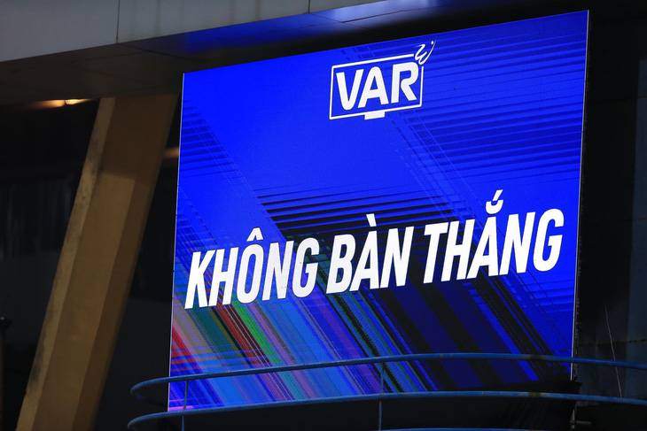 VAR thông báo không bàn thắng ở trận Công An Hà Nội - Quy Nhơn Bình Định - Ảnh: HOÀNG TÙNG
