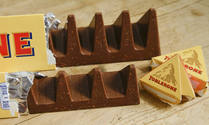 Sô cô la Toblerone trước và sau &quot;lạm phát teo tóp&quot;. Ảnh: Alastair Grant/AP