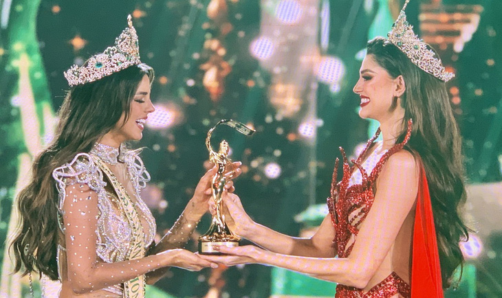 Đương kim Miss Grand International Isabella Menin (bên phải) trao vương miện cho tân hoa hậu đến từ Peru