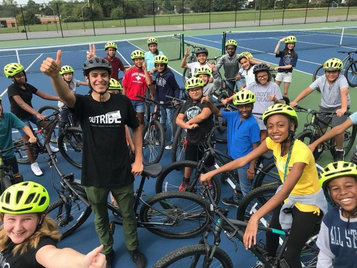 Những học sinh tham gia nghiên cứu mối liên quan giữa đạp xe học đường và sức khỏe tinh thần - Ảnh: Đại học Loma Linda