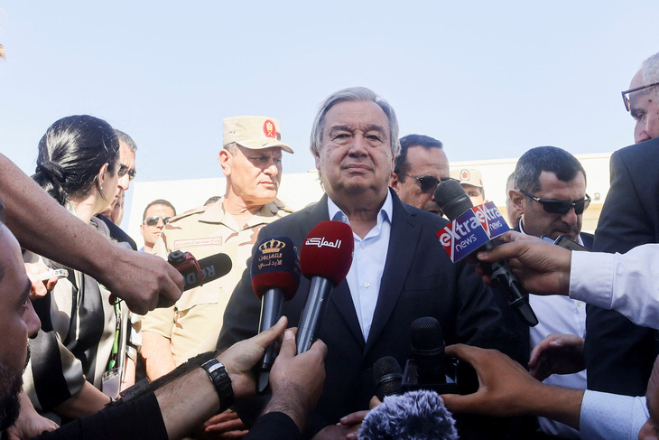 Tổng thư ký Liên Hiệp Quốc Antonio Guterres phát biểu trước báo giới tại sân bay Al Arish, Ai Cập hôm 20-10. Ông đã tới thăm cửa khẩu Rafah nằm giữa Ai Cập và Dải Gaza - Ảnh: REUTERS