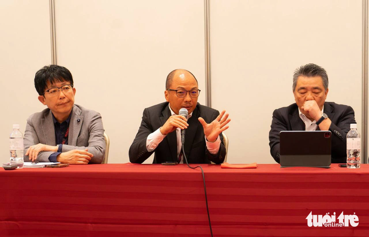 Tại buổi họp báo trước thềm triển lãm, ông Hao Quoc Tien, chủ tịch Toyota khu vực Châu Á - Thái Bình Dương (giữa), tiết lộ kế hoạch &quot;rải&quot; nhà máy ở các quốc gia ASEAN - Ảnh: ĐĂNG VIỆT