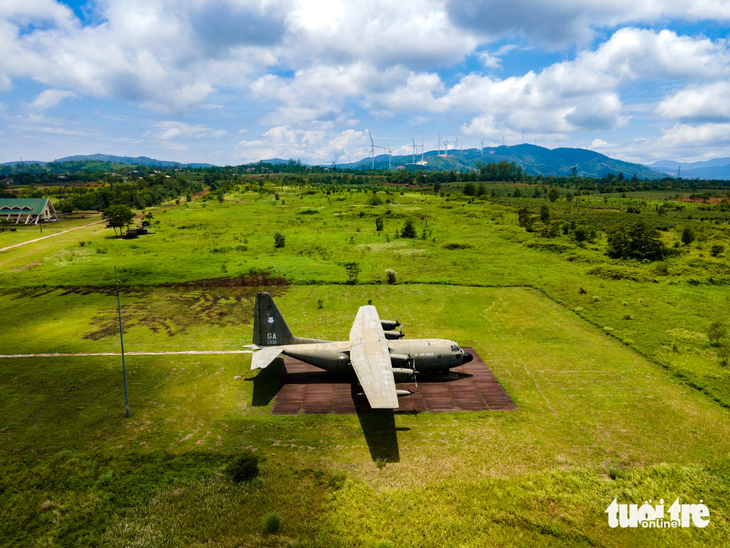 Máy bay C130 ở di tích sân bay Tà Cơn - Ảnh: HOÀNG TÁO