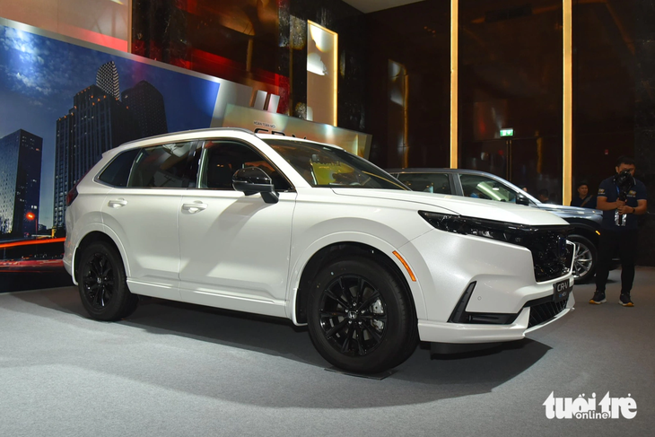 Honda CR-V thế hệ mới không chỉ thay đổi hoàn toàn thiết kế mà còn lớn hơn đời cũ. Chiều dài tăng 68mm, còn chiều rộng tăng 11mm. Trục cơ sở kéo dài từ 2.660mm lên 2.701mm - Ảnh: LÊ HOÀNG