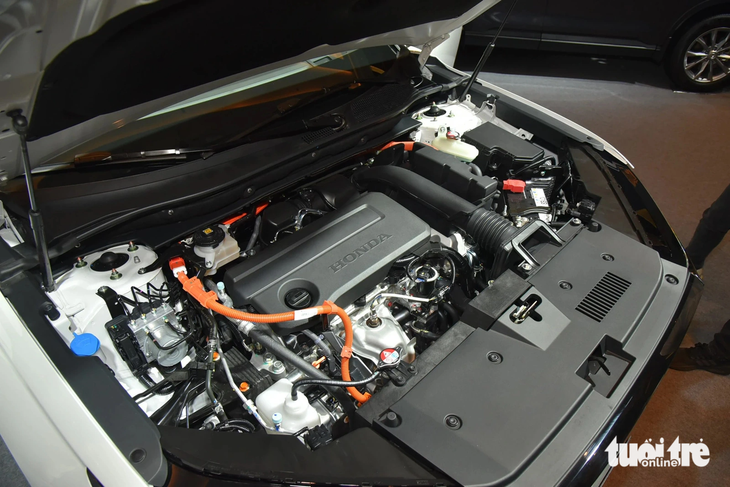 Honda CR-V mới có 2 tùy chọn động cơ gồm máy xăng và máy hybrid. Động cơ xăng vẫn là loại 1.5L tăng áp như trước, công suất 188 mã lực, mô-men xoắn 240Nm, kết hợp số vô cấp. Bản xăng nay có thêm cấu hình AWD. Động cơ hybrid 2.0L kết hợp máy xăng và điện cho công suất 204 mã lực, kết hợp số vô cấp. Bản này chỉ dẫn động cầu trước nhưng hơn chế độ Sport so với 3 bản xăng - Ảnh: LÊ HOÀNG