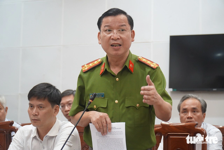 Đại tá Nguyễn Văn Lộc - phó giám đốc Công an tỉnh Tiền Giang - thông tin vụ việc cháu bé đầu độc cha và bà nội, tại buổi họp báo - Ảnh: MẬU TRƯỜNG