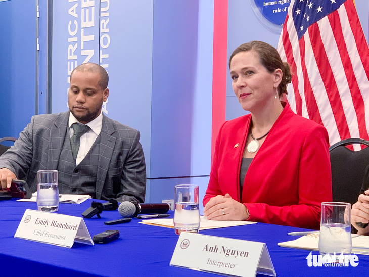 Nhà kinh tế trưởng của Bộ Ngoại giao Mỹ, bà Emily Blanchard, tại cuộc gặp báo chí ngày 25-10 - Ảnh: DUY LINH