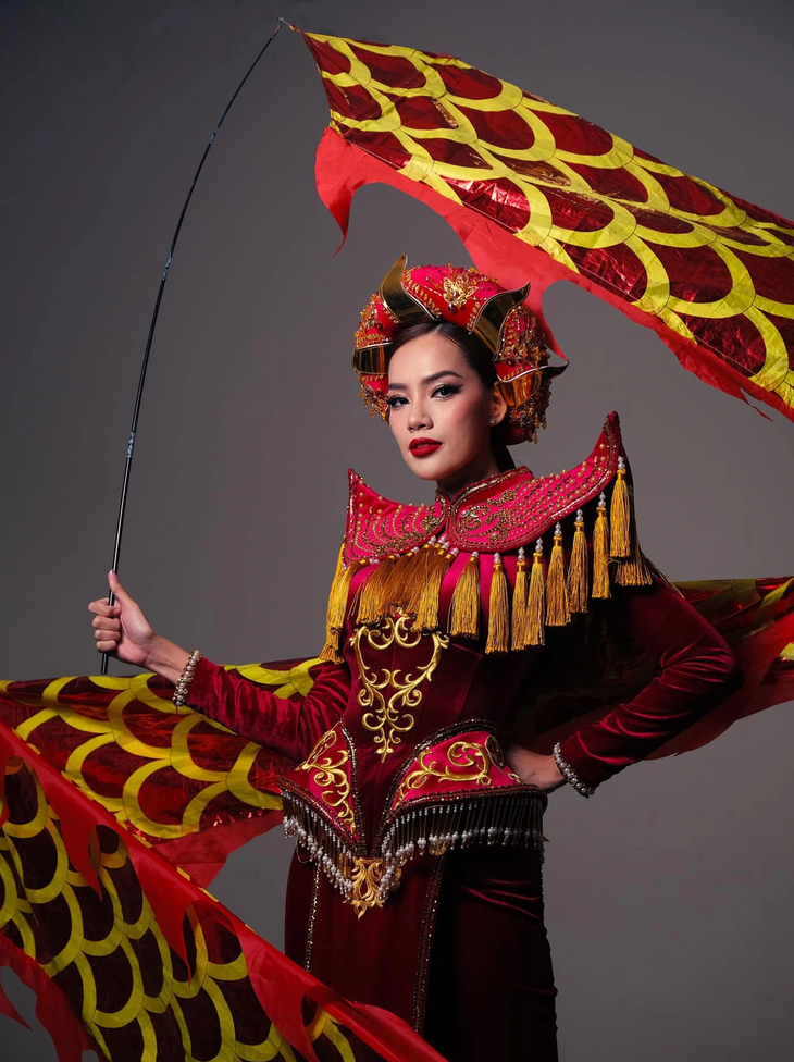 Lê Hoàng Phương với trang phục dân tộc Vũ khúc thiên long của nhà thiết kế Nguyễn Lê Vĩnh Tường