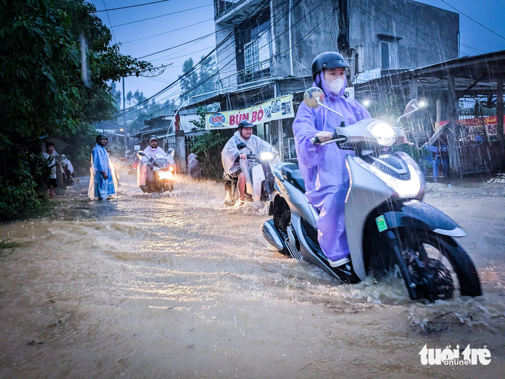 Đợt mưa lớn từ ngày 13-10-2023 tại Đà Nẵng khiến ngành giáo dục nhiều lần thông báo cho học sinh nghỉ học - Ảnh: TẤN LỰC