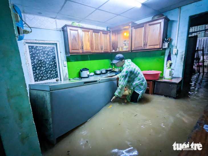Nước mưa tràn vào nhà dân tổ 65 Khánh Sơn, phường Hòa Khánh Nam, quận Liên Chiểu, TP Đà Nẵng, trong đợt mưa ngày 13-10-2023 - Ảnh: TẤN LỰC