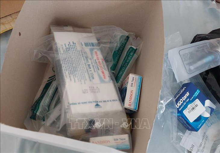 Bệnh nhân phải tự mua vật tư y tế khi điều trị tại Bệnh viện Đa khoa tỉnh Bình Phước - Ảnh: TTXVN
