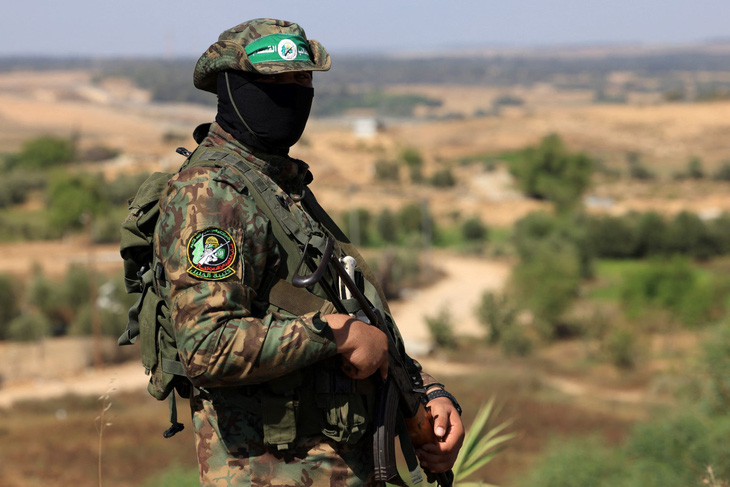 Chiến binh người Palestine của Lữ đoàn al-Qassam, cánh vũ trang của Hamas - Ảnh: AFP