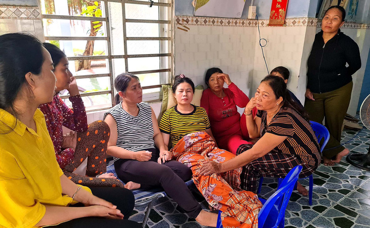 Phụ nữ làng biển sẻ chia nỗi đau với vợ ngư dân Lương Hùng Vương tử nạn sau vụ chìm tàu câu mực  QNa 90129 - Ảnh: TRẦN MAI