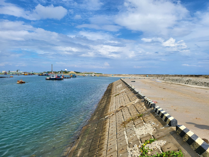 Sau khi hoàn thành nghiệm thu, chủ đầu tư sẽ bàn giao công trình cho Ban quản lý các cảng cá tỉnh Quảng Ngãi tiếp quản, vận hành - Ảnh: TRẦN MAI
